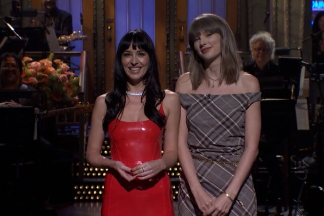 Látex rojo para Dakota Johnson y cuadros preppy para Taylor Swift en Saturday Night Live