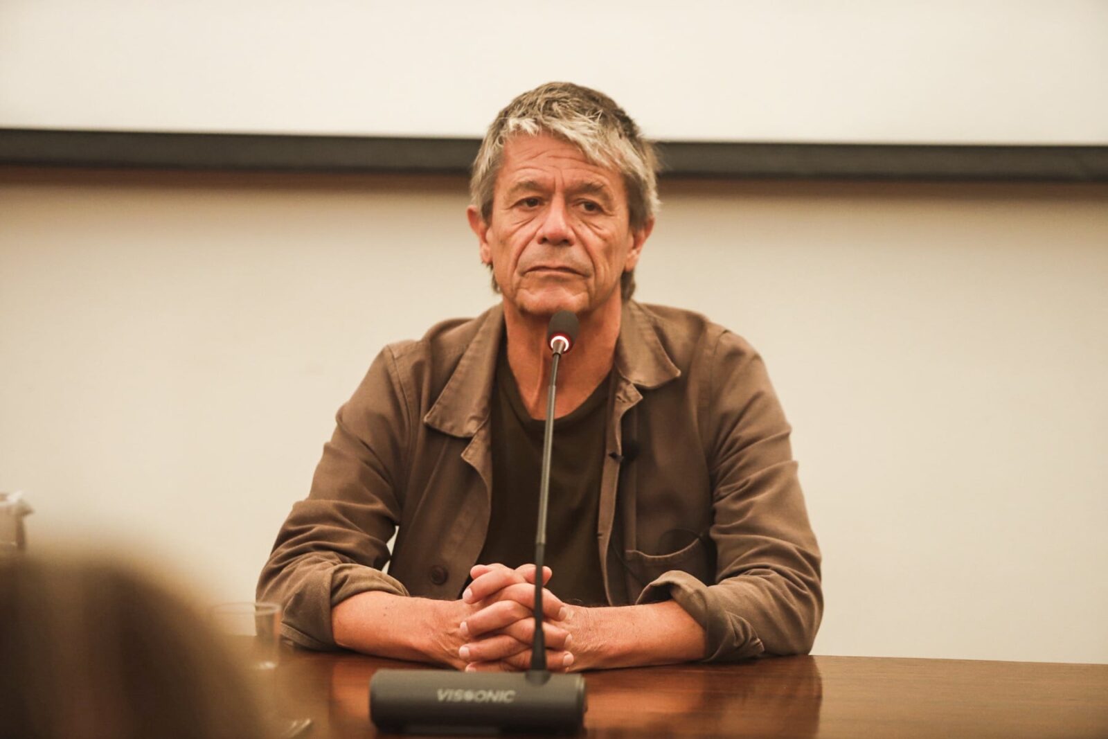 Emmanuel Carrère presenta Koljós en la UDP y confiesa su devoción por Bolaño