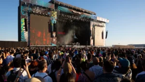 Rawayana suena para cerrar uno de los escenarios de Lollapalooza Chile