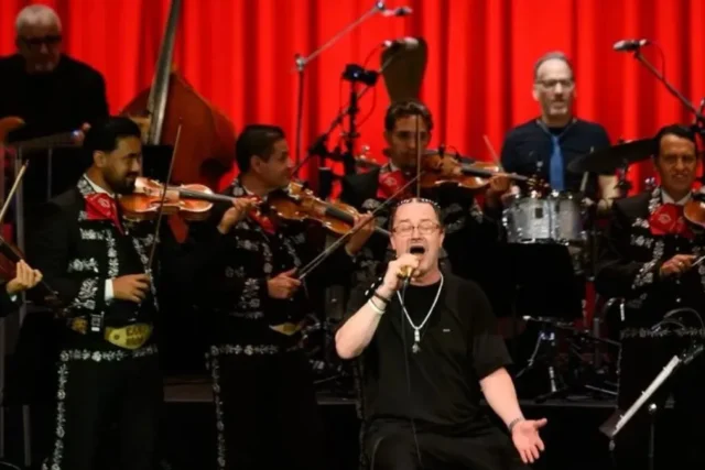 Mike Patton conmovió en Bellas Artes con un clásico de Juan Gabriel