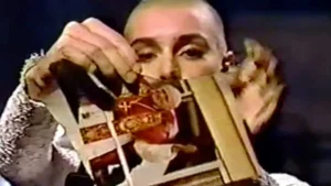 Sinéad O'Connor rompió la foto del papa en SNL y nadie lo olvida