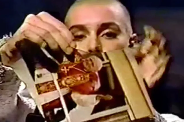 Sinéad O'Connor rompió la foto del papa en SNL y nadie lo olvida