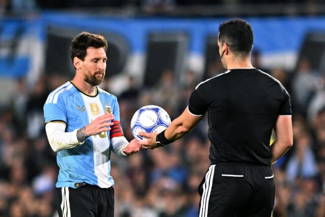 Messi se despide de Argentina con un 3-0, homenajes y un árbitro chileno