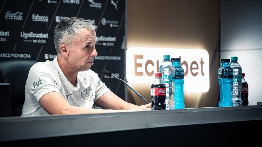 Gustavo Álvarez se resta de la Roja y Córdova sigue hasta noviembre