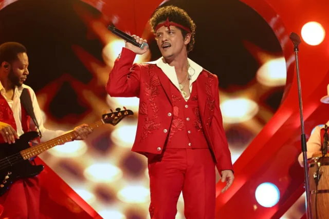 Bruno Mars llega a 41 con récords, Grammys y un pie en el pop y el funk