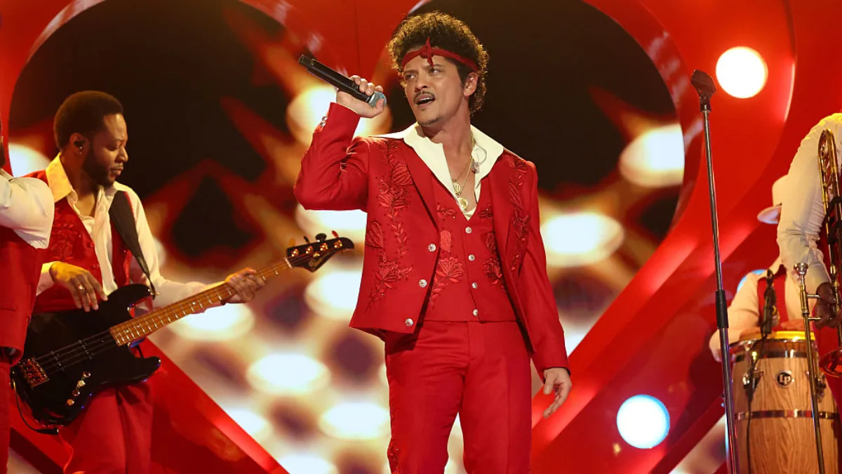 Bruno Mars llega a 41 con récords, Grammys y un pie en el pop y el funk