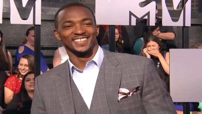 Anthony Mackie cumple 48 años como referente de estilo y nuevo Capitán América