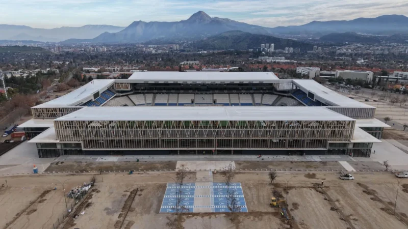 Claro Arena renueva certificación FIFA en plena discusión por las lesiones de la UC