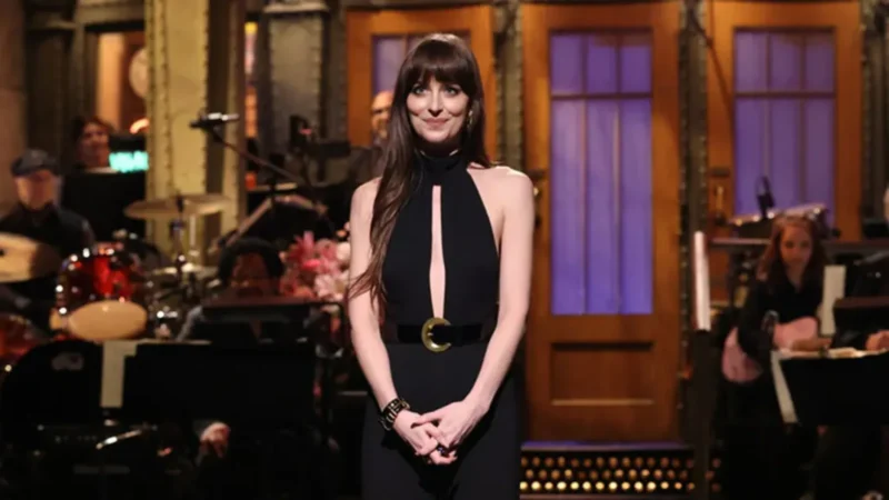 Látex rojo para Dakota Johnson y cuadros preppy para Taylor Swift en Saturday Night Live
