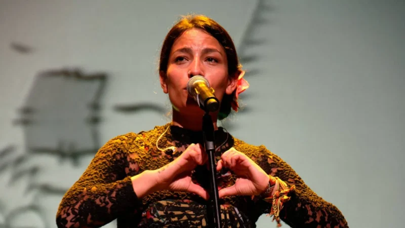 Ana Tijoux convierte Santiago en escenario para revivir sus clásicos