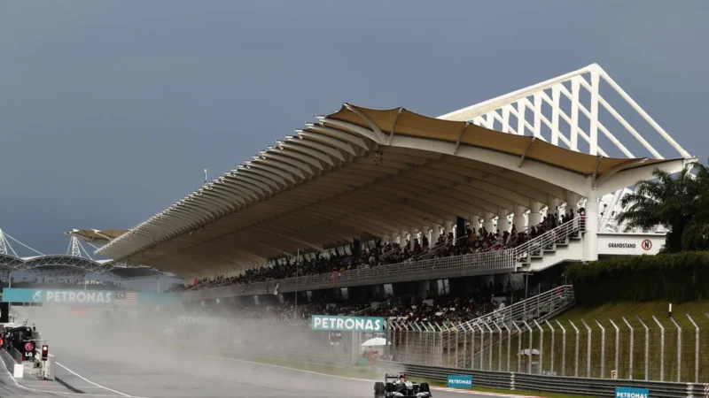 Caos en la largada: falla digital deja a los F1 sin acelerador en Malaysia