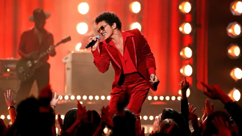 Bruno Mars llega a 41 con récords, Grammys y un pie en el pop y el funk