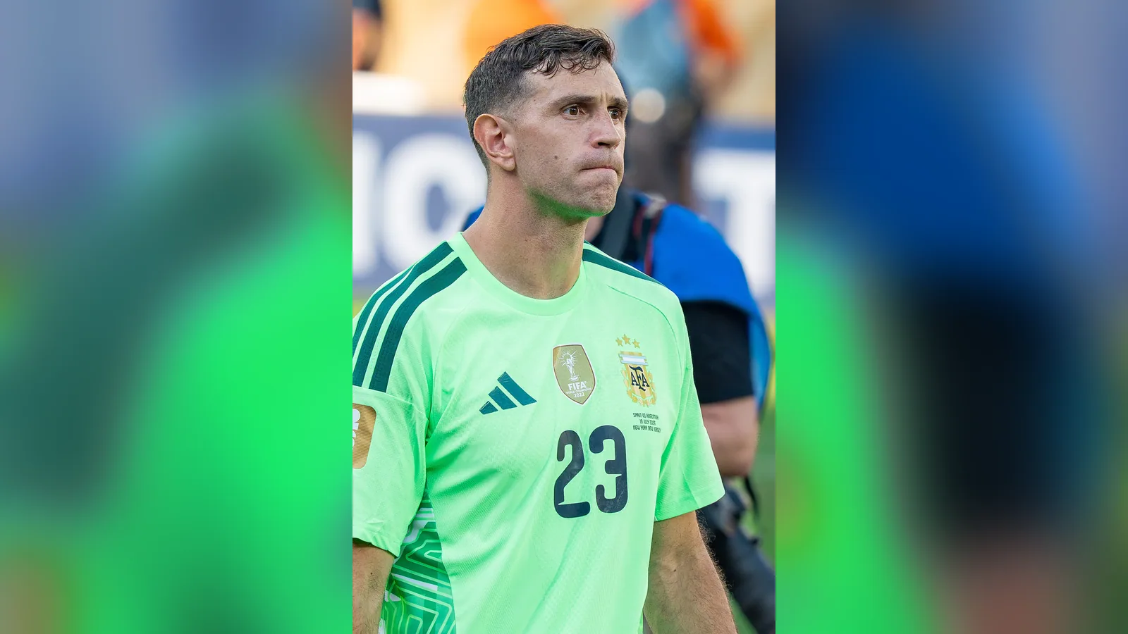 Dibu Martínez le escribió a Messi en su despedida y luego fue figura en el Chelsea