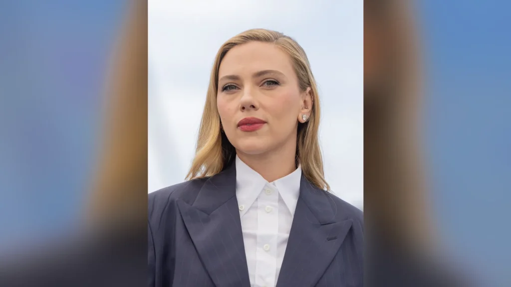Scarlett Johansson paraliza Londres con un Prada rojo que homenajea su look de los Globos de Oro 2006