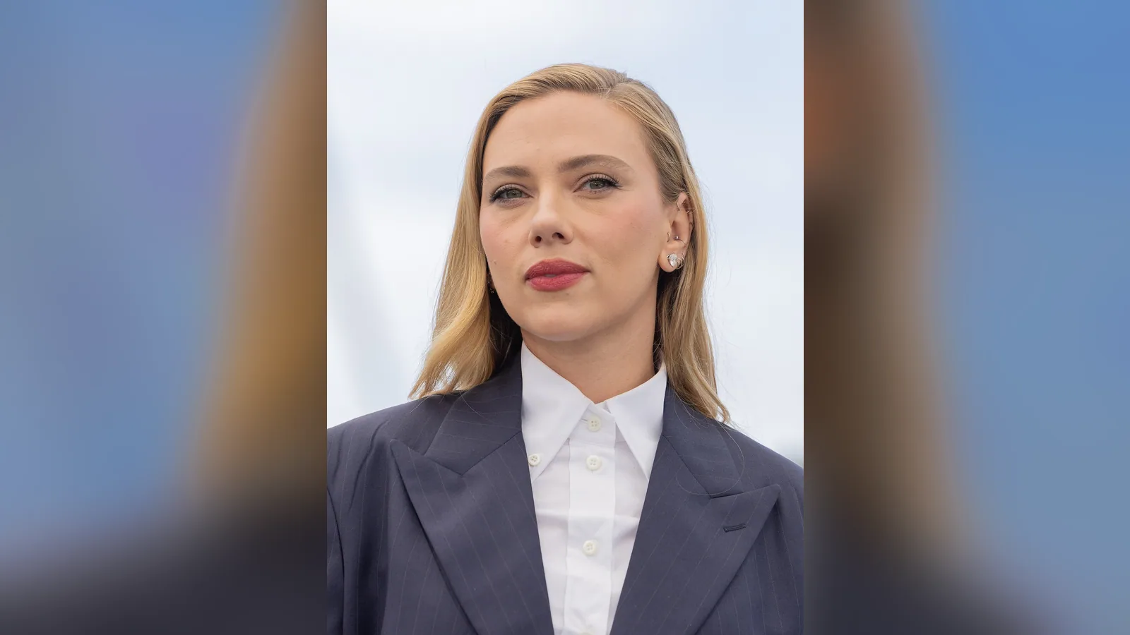 Scarlett Johansson paraliza Londres con un Prada rojo que homenajea su look de los Globos de Oro 2006