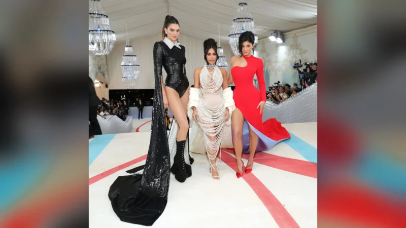 Kim Kardashian lleva el paddock de Singapur a la alfombra roja con Alaïa y Cavalli de archivo