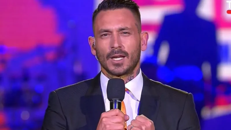 Pinilla revienta la internet: Bosé se suma al meme y el ex futbolista responde