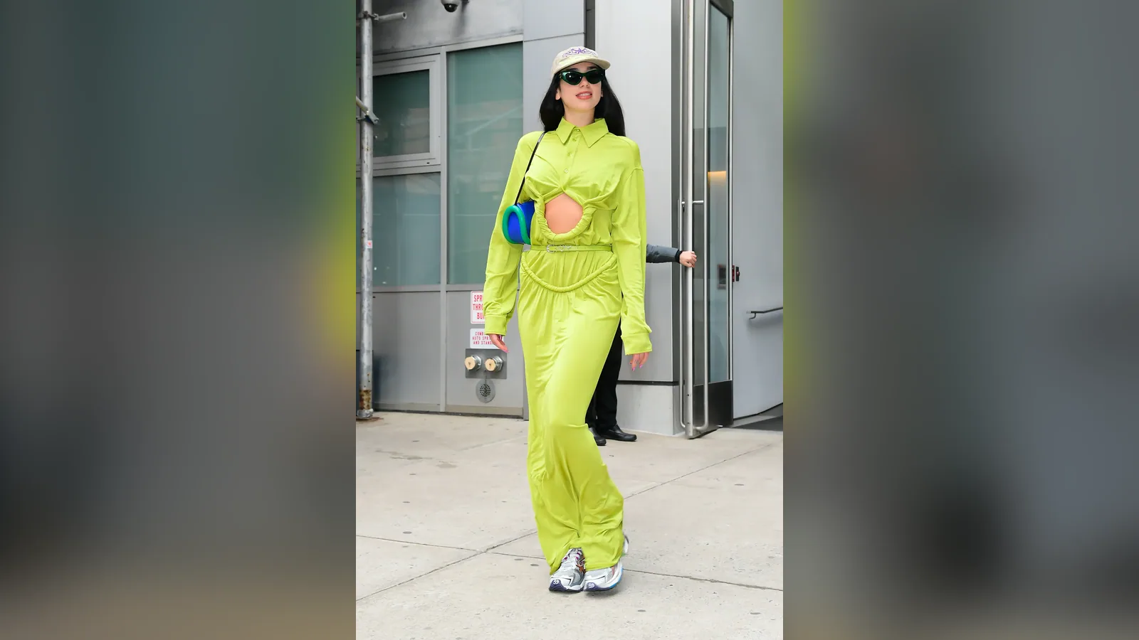 Dua Lipa en Nueva York: el poder de una gabardina verde salvia sobre total white