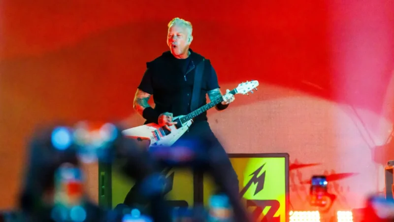 James Hetfield carga contra artistas que usan el escenario para hacer política