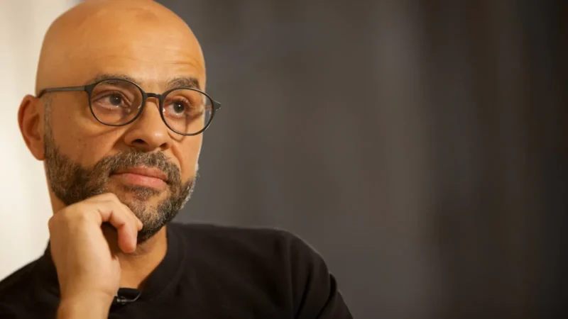 Mo Gawdat: la inteligencia artificial podría superar al humano en menos de un año