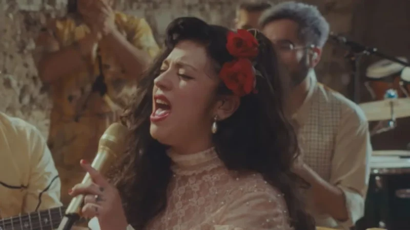Mon Laferte suma un nuevo hito: tocó en el Tiny Desk de NPR como solista