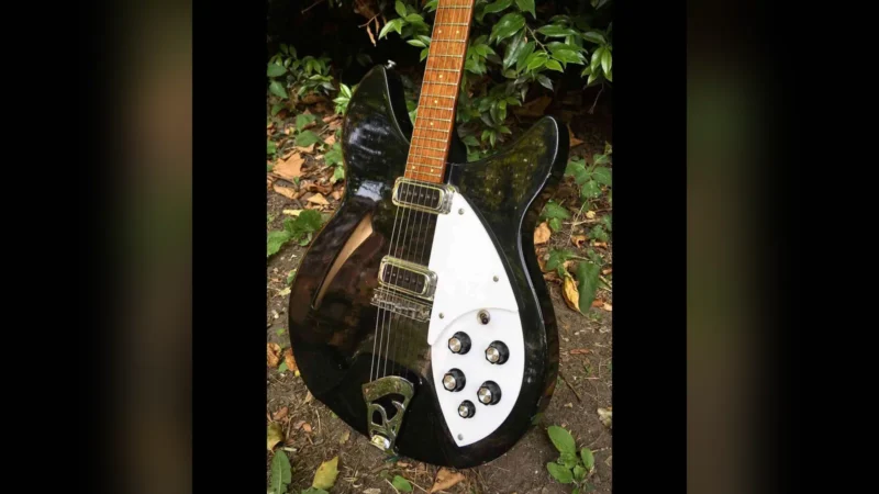Las 80 guitarras de Johnny Marr que Christie’s subasta, con Noel Gallagher como testigo